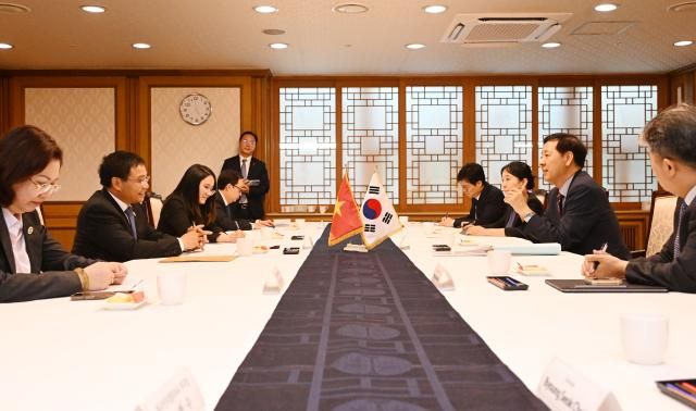 Quang cảnh buổi làm việc giữa Phó Thủ tướng kiêm Bộ trưởng Tài chính Hàn Quốc Koo Yoon-chul phải và Bộ trưởng Tài chính Việt Nam Nguyễn Văn Thắng vào chiều ngày 1282025 ẢnhBộ Tài chính