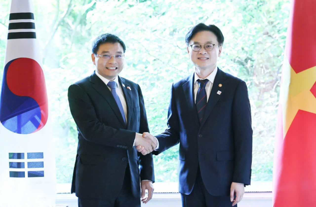 Bộ trưởng Bộ Thương mại Công nghiệp và Năng lượng Hàn Quốc Kim Jung-kwan phải và Bộ trưởng Bộ Tài chính Nguyễn Văn Thắng đã có buổi làm việc và trao đổi về các cơ hội hợp tác song phương ẢnhBộ Tài chính Việt Nam