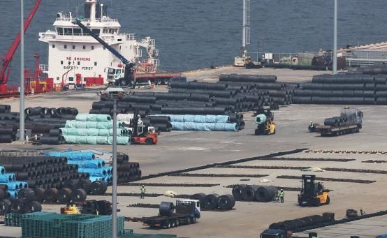 Sản phẩm thép chất đống tại Cảng Pyeongtaek ẢnhYonhap News