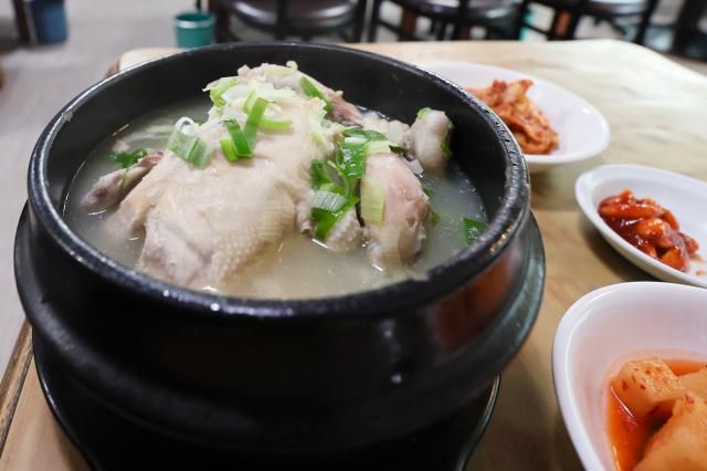 Món gà hầm sâm ẢnhHan Jun-gu jungu141298ajupresscom