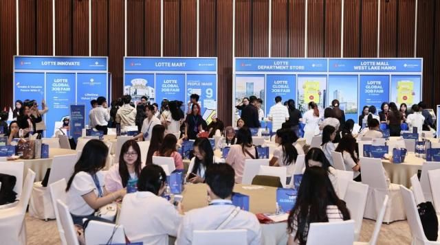 Không gian booth tuyển dụng của các công ty thành viên thuộc Tập đoàn LOTTE tại Việt Nam ẢnhLotte