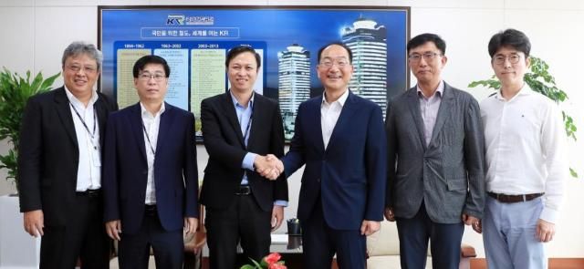Ông Lee Seong-hae Giám đốc KORAIL thứ ba từ phải sang và ông Bùi Anh Huân Phó Trưởng ban Ban Quản lý Đường sắt đô thị Thành phố Hồ Chí Minh thứ ba từ trái sang chụp ảnh kỷ niệm sau cuộc họp tại trụ sở Tổng công ty Đường sắt Hàn Quốc ở Daejeon vào ngày 2682025 ẢnhKORAIL