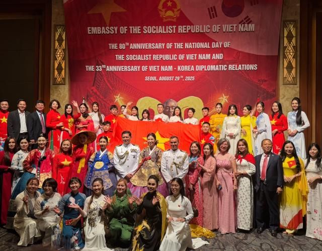 Tối ngày 29 tại thủ đô Seoul Hàn Quốc Đại sứ quán Việt Nam tại Hàn Quốc đã tổ chức trọng thể Lễ kỷ niệm 80 năm Quốc khánh nước Cộng hòa Xã hội chủ nghĩa Việt Nam 02919450292025 và kỷ niệm 33 năm thiết lập quan hệ Việt Nam-Hàn Quốc 19922025 ẢnhHoàng Phương Ly