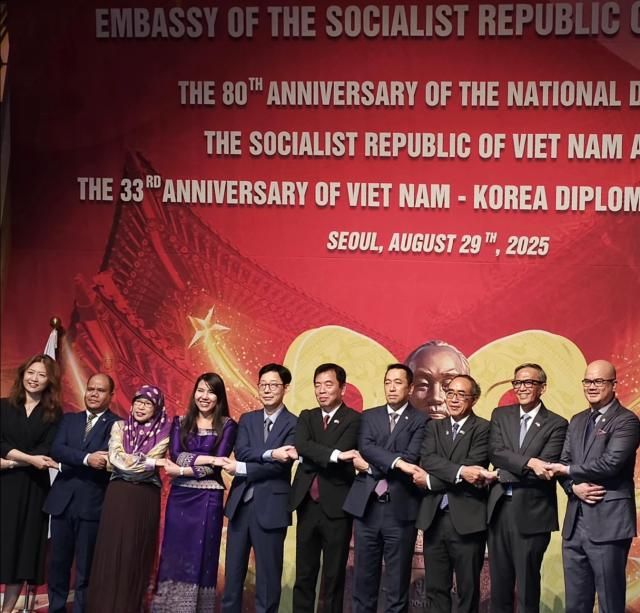 Đại sứ Vũ Hồ chụp ảnh lưu niệm cùng các&nbsp;Đại sứ Trưởng cơ quan đại diện ngoại giao tại Hàn Quốc ẢnhHoàng Phương Ly