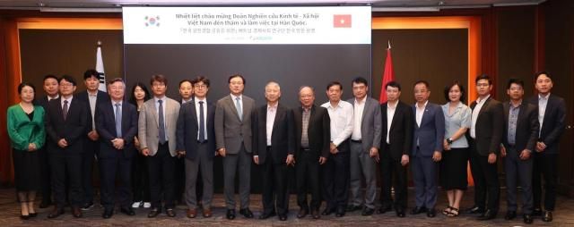 Đoàn Nghiên cứu Kinh tế - Xã hội Việt Nam mời tham dự hội thảo Hợp tác Điện hạt nhân do KEPCO tổ chức tại Seoul vào ngày 3072025 ẢnhYonhap News