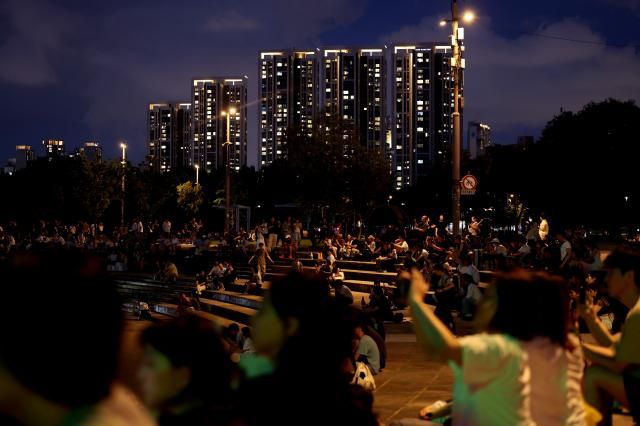 Rất đông người dân Hàn Quốc ngồi hóng gió tại Công viên Banpo Hangang ở Seocho-gu Seoul vào tối ngày 172025 ẢnhYonhap News
