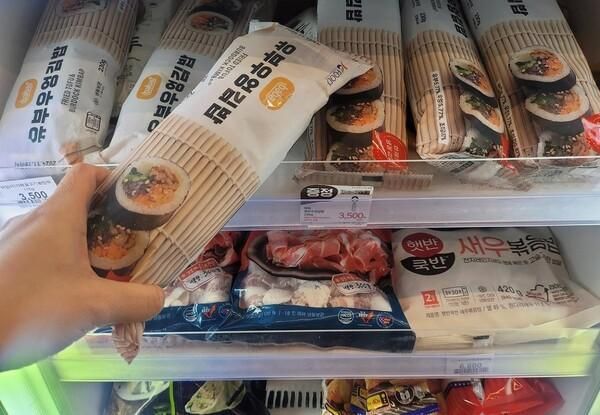 Gimbap đông lạnh được bán ở siêu thị ẢnhE-Mart