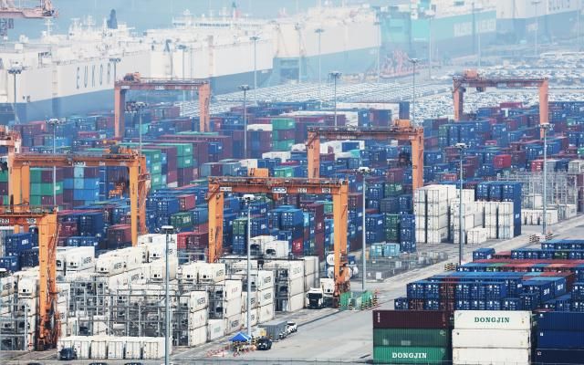 Các container hàng hóa xếp chồng lên nhau tại Cảng Pyeongtaek ở Tỉnh Gyeonggi Hàn Quốc ẢnhYonhap News