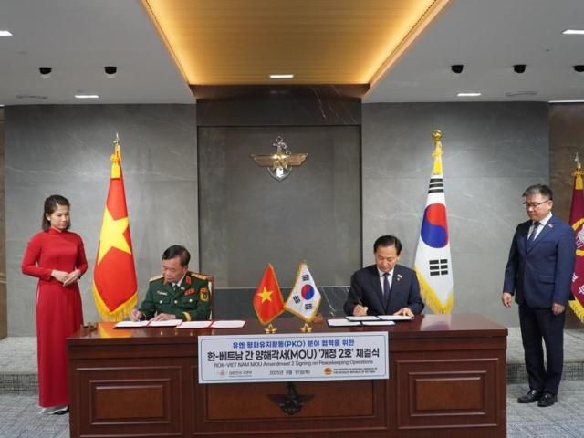 Thứ trưởng Quốc phòng Hàn Quốc Lee Doo-hee phải và Thượng tướng Hoàng Xuân Chiến Thứ trưởng Quốc phòng ký kết bản ghi nhớ ẢnhBộ Quốc phòng Việt Nam