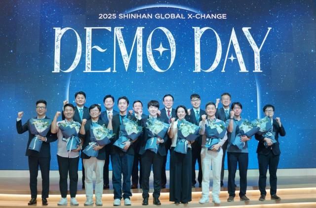 từ trái sang hàng sau Ông Kang Gyu-won Tổng Giám đốc Ngân hàng Shinhan Việt Nam Ông Kim Dong-hwan Cục trưởng Cục Chính sách Tài chính Số thuộc Ủy ban Dịch vụ Tài chính Ông Võ Minh Tuấn Giám đốc Ngân hàng Nhà nước NHNN chi nhánh Khu vực 2 Ông Cho Yong-byeong Chủ tịch Liên đoàn Ngân hàng Hàn Quốc Ông Kim Geon Chủ tịch Trung tâm Hỗ trợ Công nghệ Tài chính Hàn Quốc Ông Ko Seok-heon Phó Chủ tịch Tập đoàn Tài chính Shinhan và đại diện các doanh nghiệp khởi nghiệp chụp ảnh kỷ niệm ẢnhShinhan Financial Group