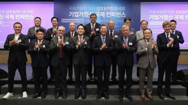 hàng trước thứ hai từ trái sang Ông Kim Dong-chan Tổng Giám đốc Điều hành Samyang Foods Ông Jason Alford Giám đốc Văn phòng Ngân hàng Thế giới tại Hàn Quốc Ông Kim Han-gyu Đại biểu Quốc hội Đảng Dân chủ Hàn Quốc Ông Kim Chang-beom Phó Chủ tịch Liên đoàn Công nghiệp Hàn Quốc Ông Erkko Autio Giáo sư tại Đại học Imperial College London và Ông Jeong Cheol Giám đốc Nghiên cứu của Liên đoàn Công nghiệp Hàn Quốc ẢnhFKI