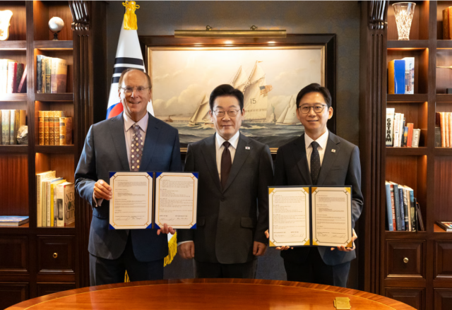 Tổng thống Lee Jae-myung đã gặp Larry Fink Chủ tịch Diễn đàn Kinh tế Thế giới và Giám đốc Điều hành của BlackRock tại Mỹ vào ngày 22 theo giờ địa phương và ký kết Biên bản ghi nhớ MOU về AI và năng lượng tái tạo từ trái qua Giám đốc Điều hành BlackRock Larry Fink Fink Tổng thống Lee Jae-myung Bộ trưởng Bộ Khoa học và CNTT Bae Kyung-hoon ẢnhNhóm tác nghiệp chung 