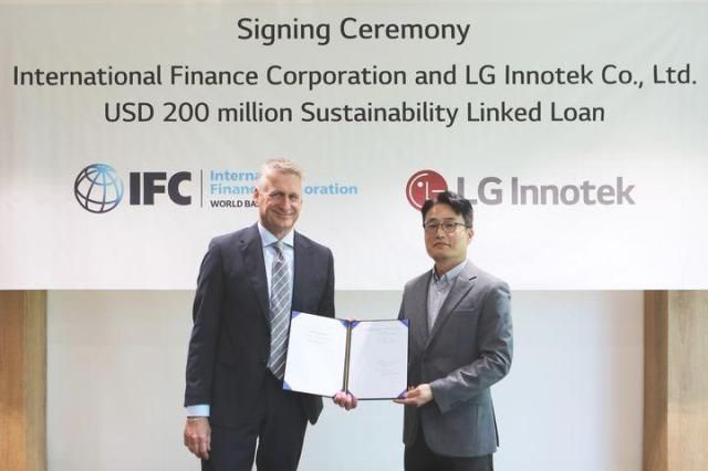 Ông Park Ji-hwan phải Giám đốc Tài chính của LG Innotek và ông Carsten Mueller Giám đốc phụ trách ngành công nghiệp chế tạo nông nghiệp và dịch vụ khu vực châu Á – Thái Bình Dương của IFC chụp ảnh kỷ niệm sau lễ ký kết Khoản vay liên kết bền vững SLL được tổ chức tại Trung tâm Thông tin Phát triển Bền vững Magok ở Gangseo-gu Seoul ẢnhLG Innotek