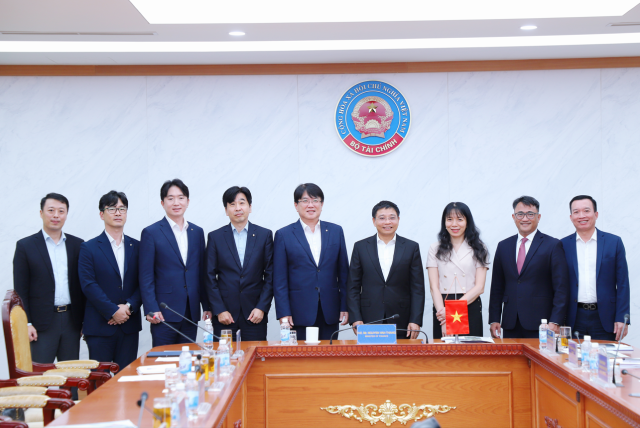 Bộ trưởng Bộ Tài chính Nguyễn Văn Thắng Phó Chủ tịch Tập đoàn Daewoo EC Han Seung thứ 5 từ phải sang cùng các thành viên tham dự buổi tiếp chụp ảnh lưu niệm ẢnhBộ Tài chính Việt Nam