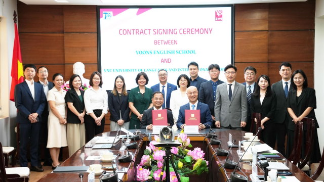 Đại diện Yoons English School và đại diện Trường Đại học Ngoại ngữ Đại học Quốc gia Hà Nội ULIS chụp ảnh kỷ niệm sau lễ ký kết hợp đồng ẢnhULIS