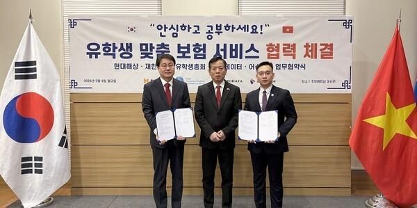 Ngày 9 tháng 2 tại Đại sứ quán Việt Nam tại Hàn Quốc ông Yoo Young-cheol trái Giám đốc Phòng Kinh doanh Doanh nghiệp 2 của Hyundai Marine Fire Insurance và ông Nguyễn Trần Hưng phải Chủ tịch Hội Sinh viên Việt Nam tại Hàn Quốc đã ký kết thỏa thuận kinh doanh và chụp ảnh lưu niệm dưới sự chứng kiến của Đại sứ Việt Nam tại Hàn Quốc Vũ Hồ giữa ẢnhHyundai Marine Fire Insurance