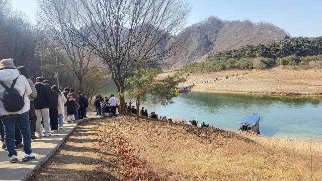 Lượng khách du lịch đến Yeongwol Cheongnyeongpo nơi lưu đày của vua Danjong vị vua thứ sáu của triều đại Joseon đang tăng lên đáng kể và vào ngày cuối cùng của tháng Hai ngày 28 một dòng người liên tục đổ về Cheongnyeongpo ẢnhYonhap News