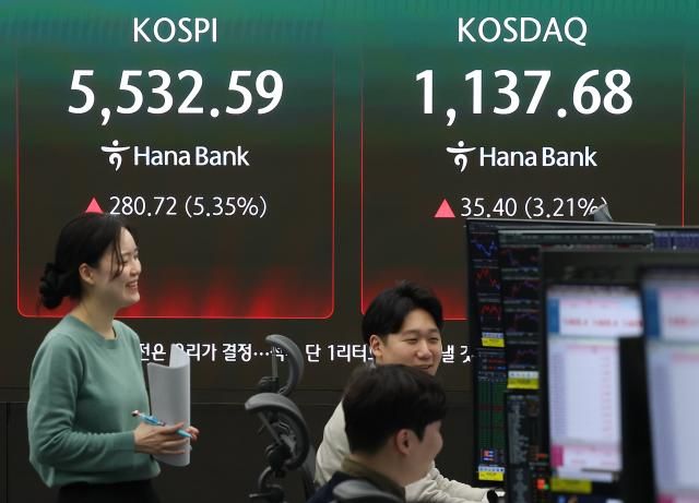 Chỉ số KOSPI và KOSDAQ được hiển thị trên bảng điện tử tại phòng giao dịch của trụ sở Ngân hàng Hana ở quận Jung-gu Seoul ngày 10 tháng 3 ẢnhYonhap News