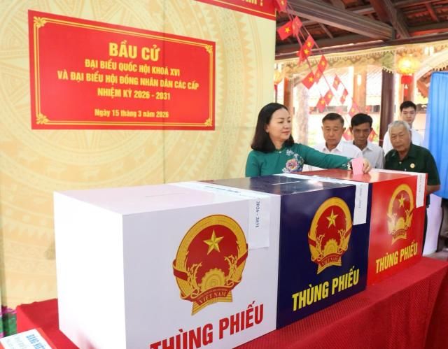 Bà Trương Thị Bích Hạnh Phó Chủ tịch Thường trực Ủy ban MTTQ Việt Nam TPHCM bỏ phiếu tại Khu vực bỏ phiếu số 1 2 - Khu phố Đông Tác Phường Dĩ An ẢnhVGP 