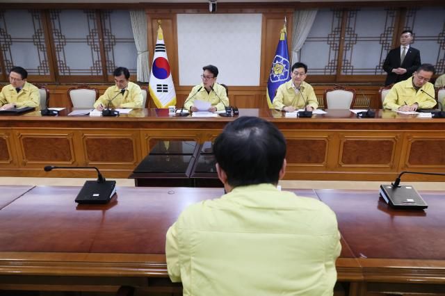 Thủ tướng Kim Min-seok chủ trì cuộc họp khẩn cấp liên bộ để xem xét tình hình Trung Đông tại Khu phức hợp Chính phủ Seoul ở Jongno-gu Seoul vào ngày 1 tháng 3 năm 2026 ẢnhYonhap News