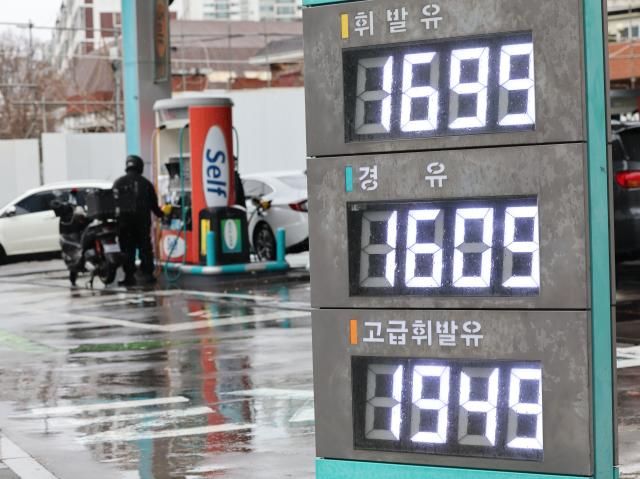 Giá xăng và dầu diesel được hiển thị tại một trạm xăng ở Seoul vào ngày 2 tháng 3 năm 2026 ẢnhYonhap News