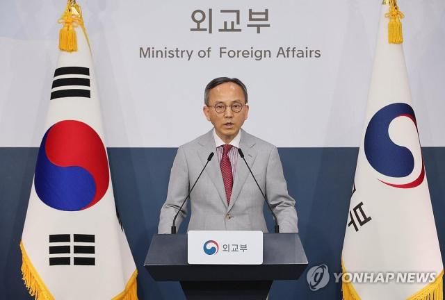 Họp báo thường kỳ của Bộ Ngoại giao Seoul Yonhap News Người phát ngôn Bộ Ngoại giao Park Il đang chủ trì họp báo thường kỳ ngày 164 tại tòa nhà phụ của Trụ sở Chính phủ Seoul quận Jongno