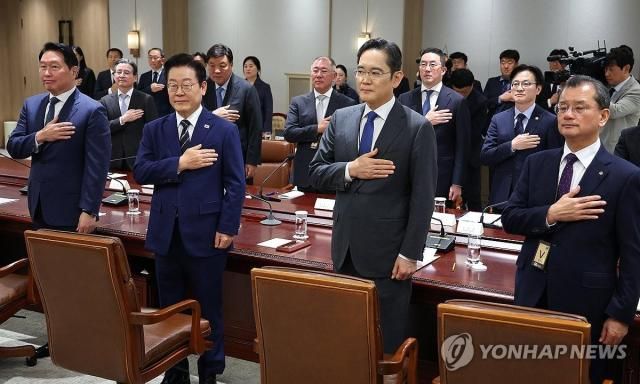이재명 대통령이 16일 용산 대통령실에서 열린 한미 관세협상 후속 민관 합동회의에서 국기에 경례하고 있는 모습 사진연합뉴스