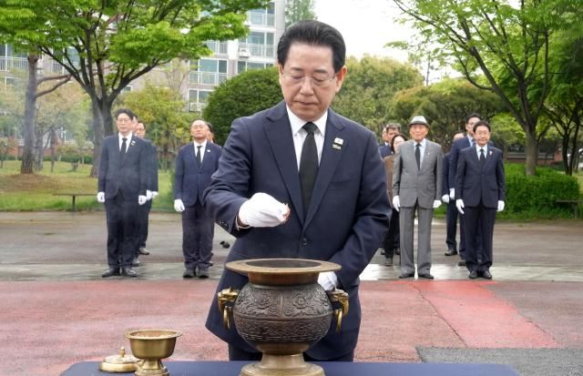 Tỉnh Jeonnam đã đến thăm Đài tưởng niệm Cách mạng Dân chủ 4/19 tại Công viên Dalmaji, Mokpo để tưởng nhớ sự hy sinh và cống hiến của các anh hùng dân chủ.