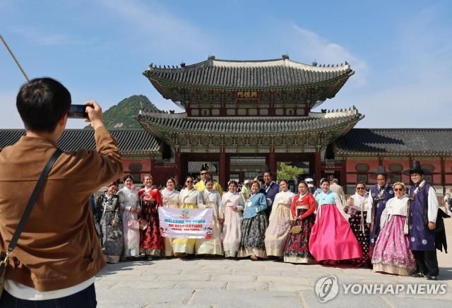 Du khách chụp ảnh lưu niệm tại Cảnh Phúc Cung Seoul ngày 164 Ảnh Yonhap