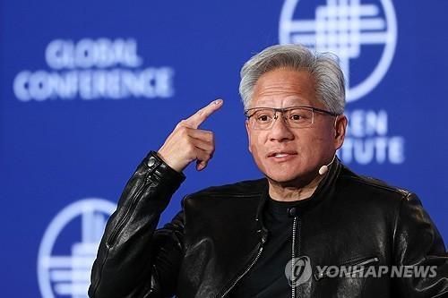 CEO Jensen Huang của NVIDIA cho biết công ty sẽ cung cấp khoản thanh toán trả trước trị giá hàng tỷ USD để hỗ trợ Corning Incorporated xây dựng các nhà máy mới tách biệt với quyền đầu tư tối đa 3 tỷ USD nhằm sở hữu cổ phần tại doanh nghiệp sản xuất kính và cáp quang này Ảnh Yeonhap News