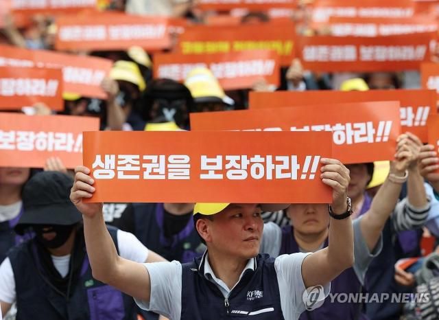 Tiểu thương Hàn Quốc biểu tình yêu cầu đảm bảo quyền mưu sinh Seoul Yonhap News Đại diện các tiểu thương Hàn Quốc tham gia cuộc biểu tình trước ga Quốc hội National Assembly Station ở quận Yeouido Seoul ngày 96 Người biểu tình giơ các tấm biển kêu gọi dừng thúc đẩy dự luật Luật Cơ bản về Người lao động áp dụng mức lương tối thiểu theo từng ngành nghề và yêu cầu Chính phủ cùng Quốc hội thực hiện cải cách toàn diện chính sách việc làm nhằm bảo đảm quyền mưu sinh cho các hộ kinh doanh nhỏ