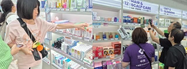 Du khách nước ngoài đang lựa chọn các sản phẩm làm đẹp Hàn Quốc K-Beauty tại một hiệu thuốc