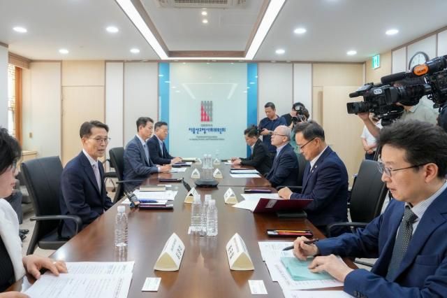 Cuộc họp của Ủy ban về Xã hội già hóa và Chính sách dân số với các bộ ngành liên quan đến chính sách gia đình Ảnh Ủy ban về Xã hội già hóa và Chính sách dân số cung cấp