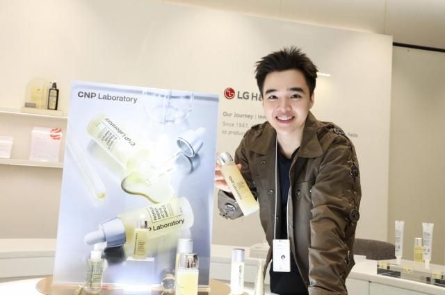 CNP đã mời influencer Việt Nam Tun Phạm tham gia chương trình tham quan và trải nghiệm thương hiệu Ảnh LG Household Health Care cung cấp