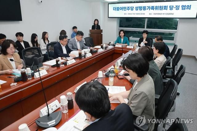 Họp tham vấn giữa Đảng Dân chủ và Chính phủ về chính sách bình đẳng giới và gia đình Seoul Yonhap News – Bà Lee Soo-jin Chủ tịch Tiểu ban Điều phối Chính sách về Bình đẳng giới và Gia đình của Đảng Dân chủ Hàn Quốc phát biểu khai mạc tại cuộc họp tham vấn giữa Đảng và Chính phủ do Ủy ban Bình đẳng giới và Gia đình của Đảng Dân chủ tổ chức ở Tòa nhà Văn phòng Quốc hội Seoul ngày 1572026