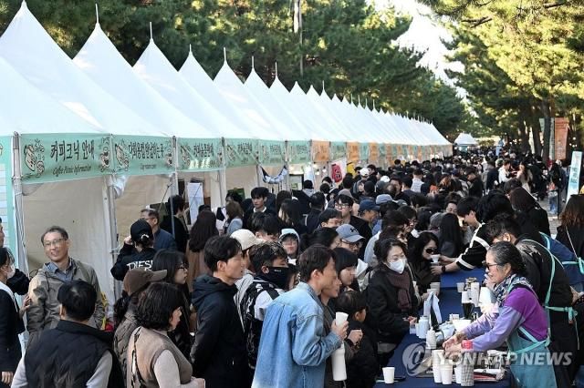 Đông kín người tại Lễ hội Cà phê Gangneung Ảnh Yonhap News