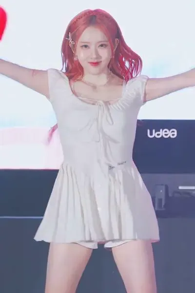 얇은 화이트 원피스 청순 미모 스테이씨 시은 | mbong.kr 엠봉