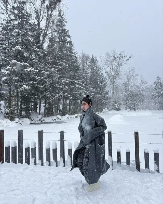 눈 와서 신난 댕댕이 에스파 카리나 | mbong.kr 엠봉