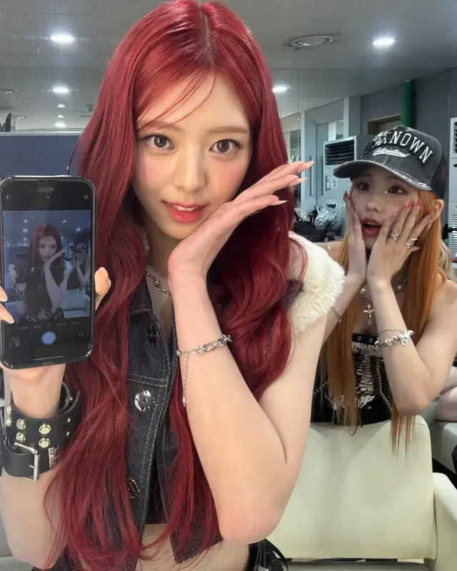 붉은색 머리가 잘 어울리는 ITZY 예지 유나 | mbong.kr 엠봉