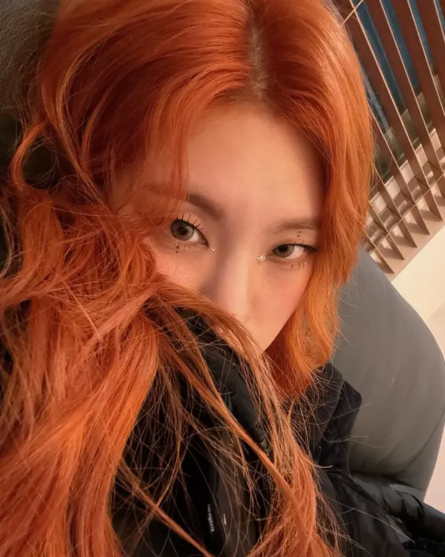 붉은색 머리가 잘 어울리는 ITZY 예지 유나 | mbong.kr 엠봉