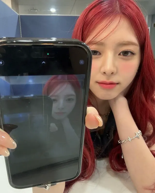 붉은색 머리가 잘 어울리는 ITZY 예지 유나 | mbong.kr 엠봉