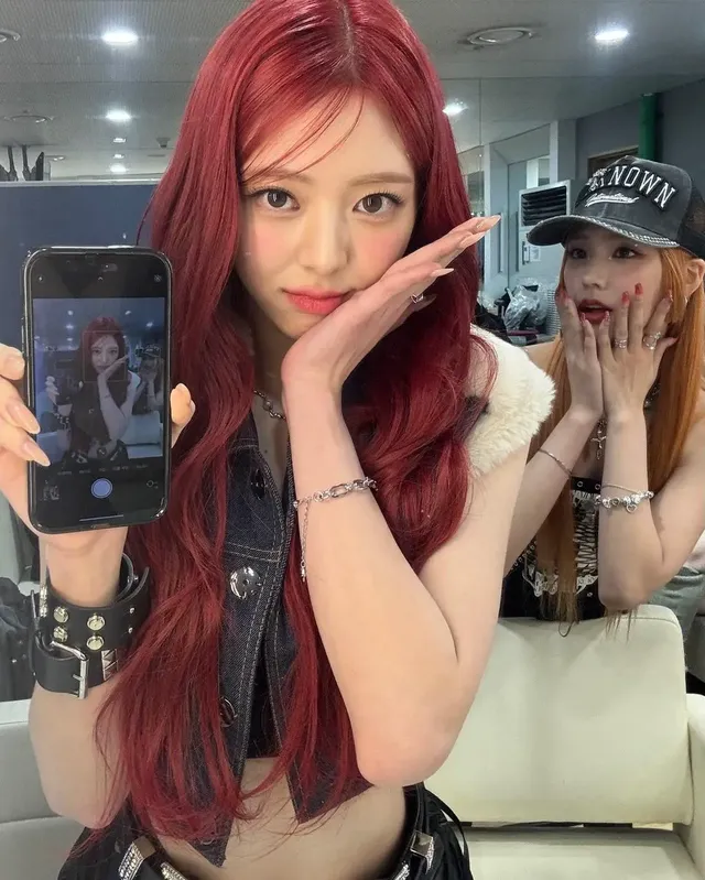 붉은색 머리가 잘 어울리는 ITZY 예지 유나 | mbong.kr 엠봉