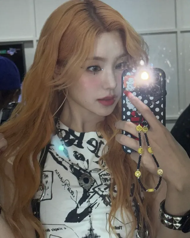 붉은색 머리가 잘 어울리는 ITZY 예지 유나 | mbong.kr 엠봉