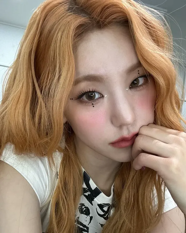 붉은색 ��리가 잘 어울리는 ITZY 예지 유나 | mbong.kr 엠봉