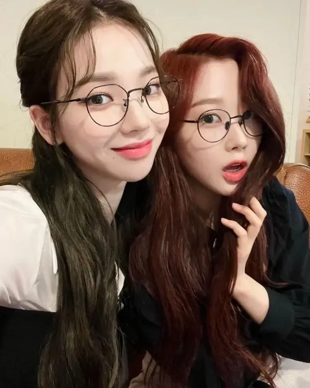 안경쓴 카리나, 지젤 | mbong.kr 엠봉