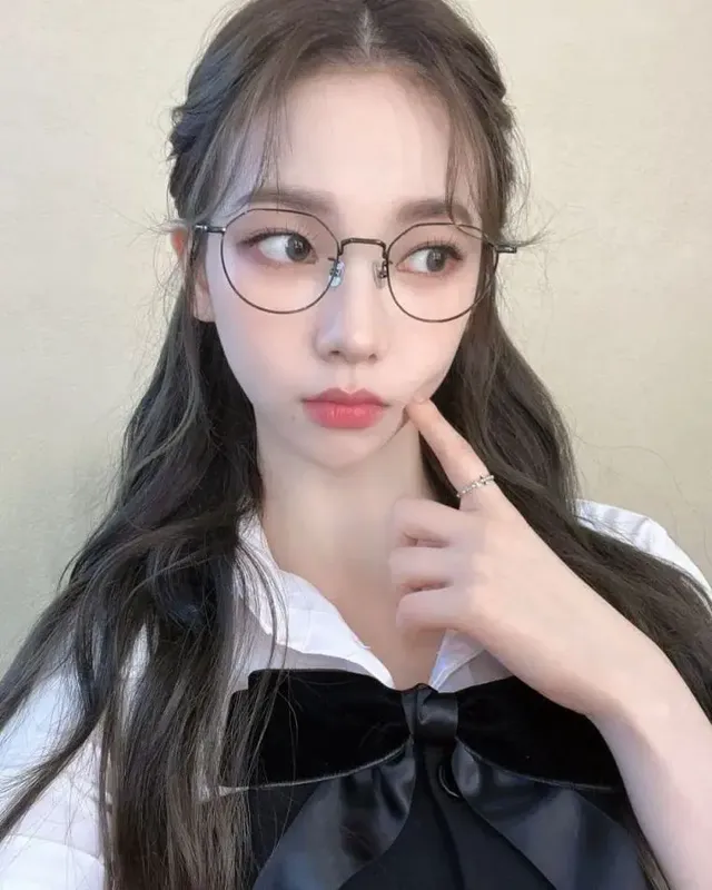 안경쓴 카리나, 지젤 | mbong.kr 엠봉