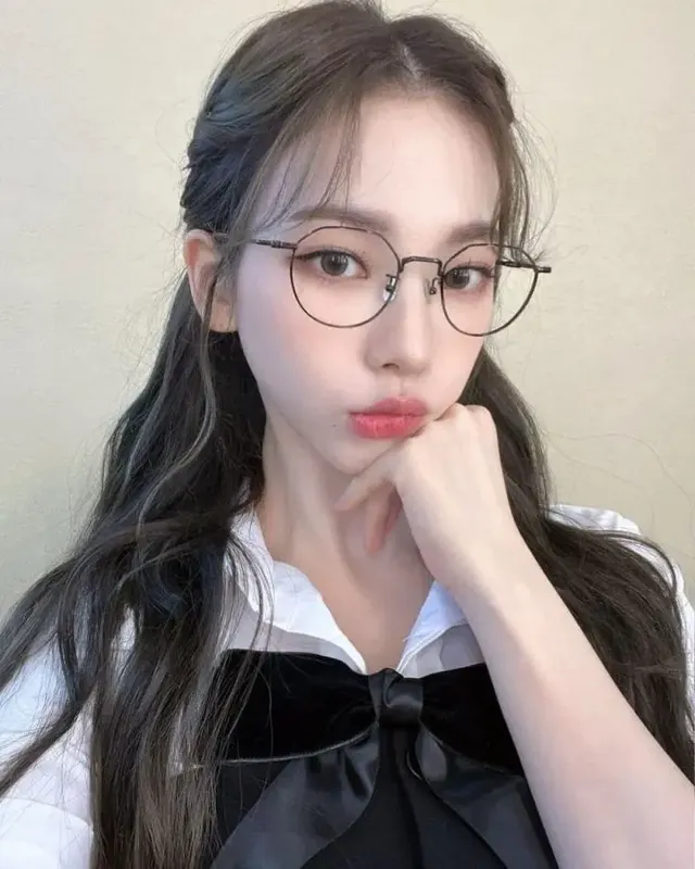 안경쓴 카리나, 지젤 | mbong.kr 엠봉