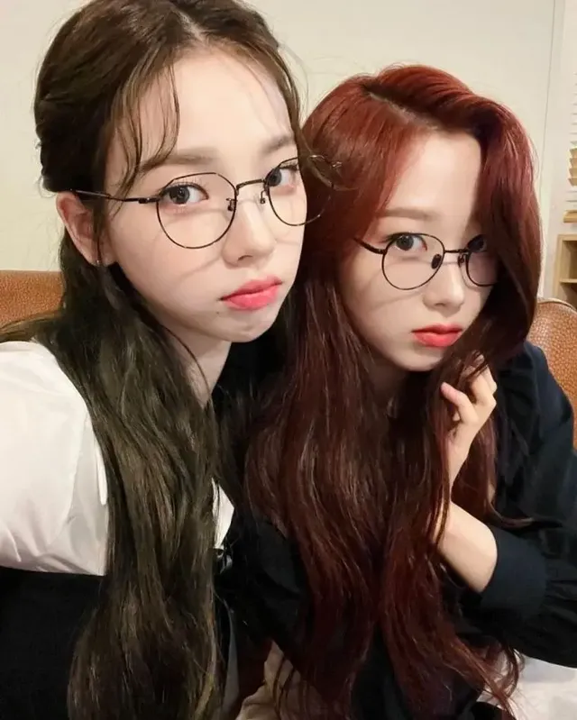 안경쓴 카리나, 지젤 | mbong.kr 엠봉