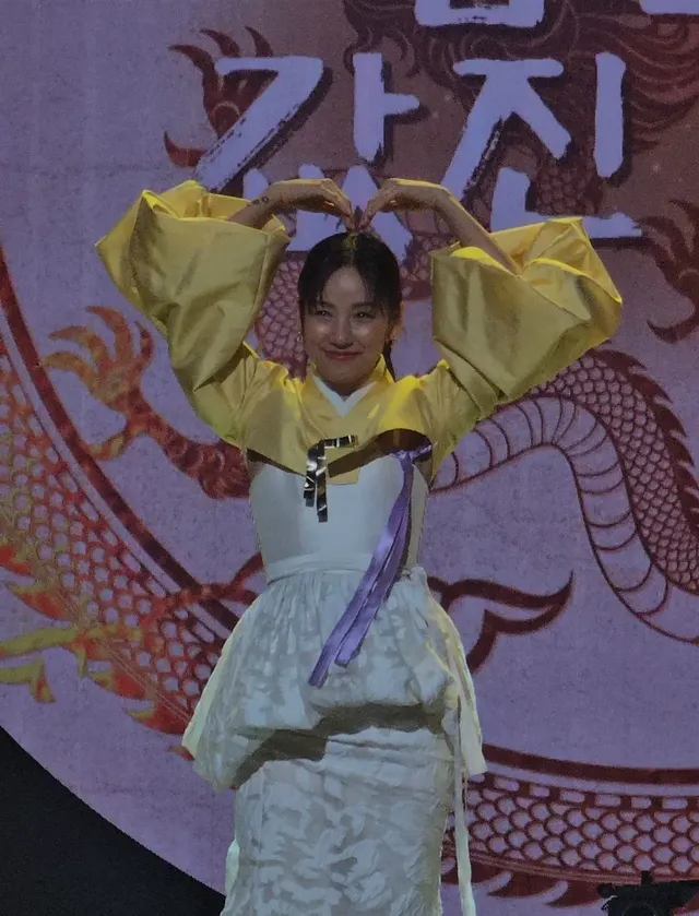 오늘자 한복 폼미친 이효리 | mbong.kr 엠봉