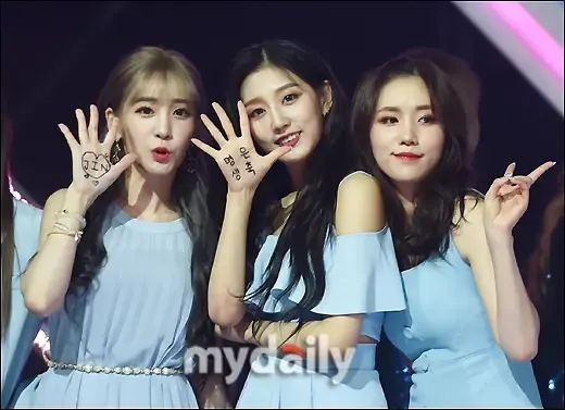 러블리즈 쇼챔 띵그니생축 고민자매 지애,예인 기사사진 | mbong.kr 엠봉